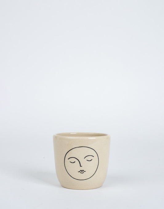 Dessin noir d'une petite tasse avec contour de lune