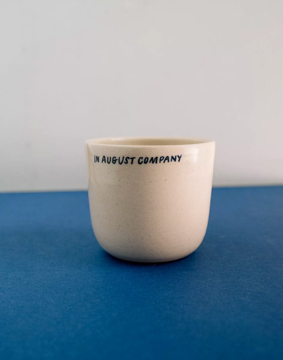Dessin noir d'une petite tasse avec contour de lune