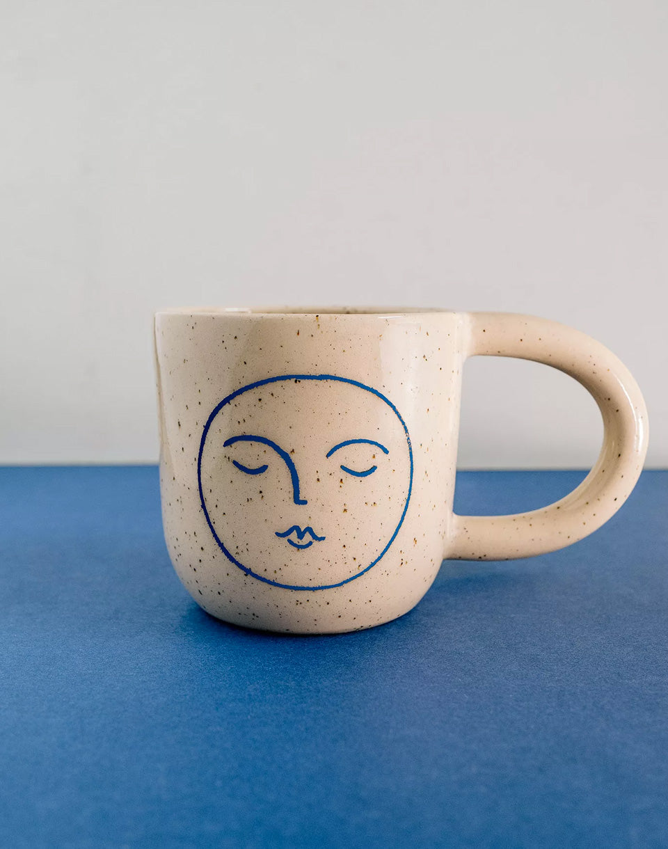 Grande tasse avec contour de lune bleu