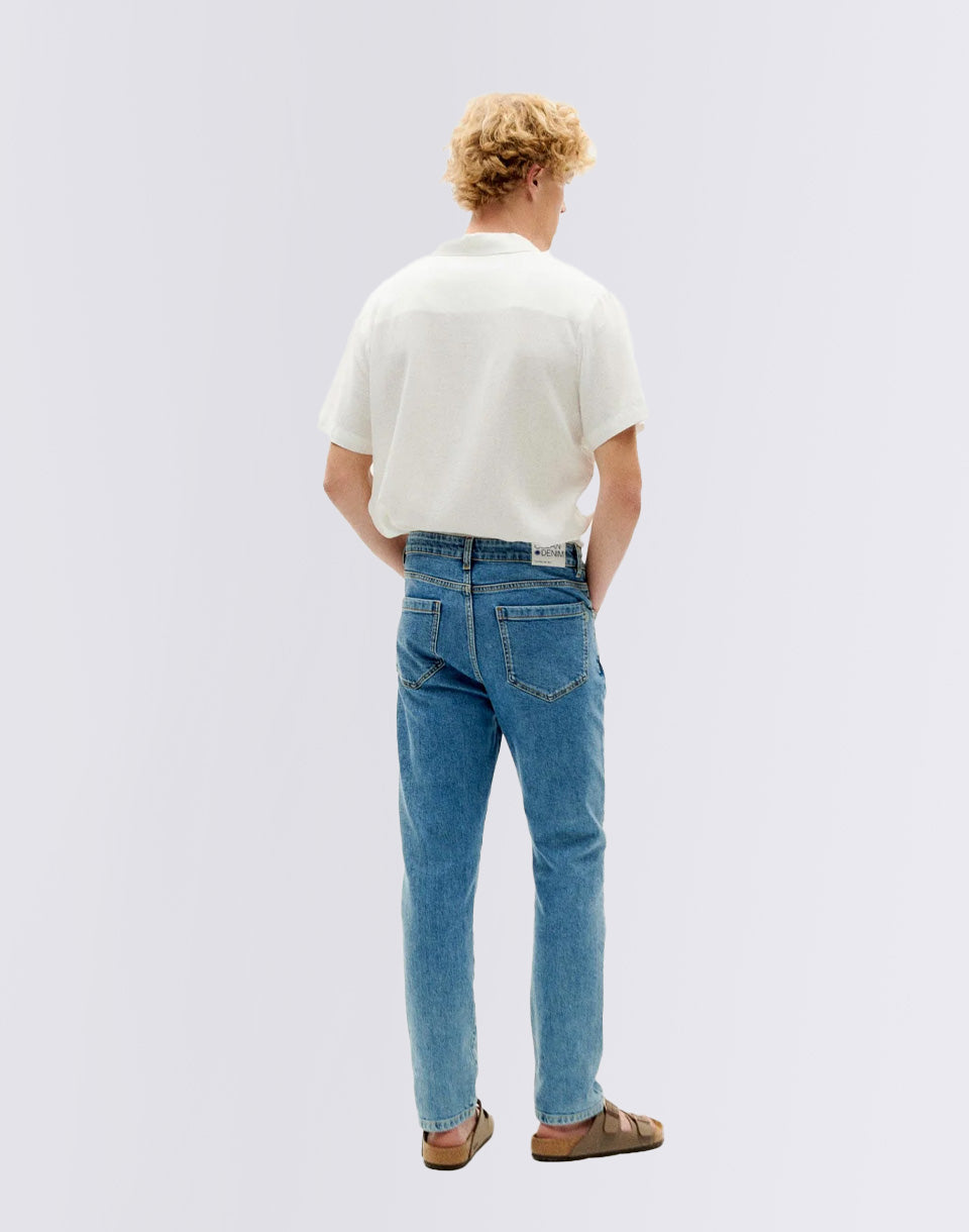 Pantalon de cinq poches de denim clair et léger