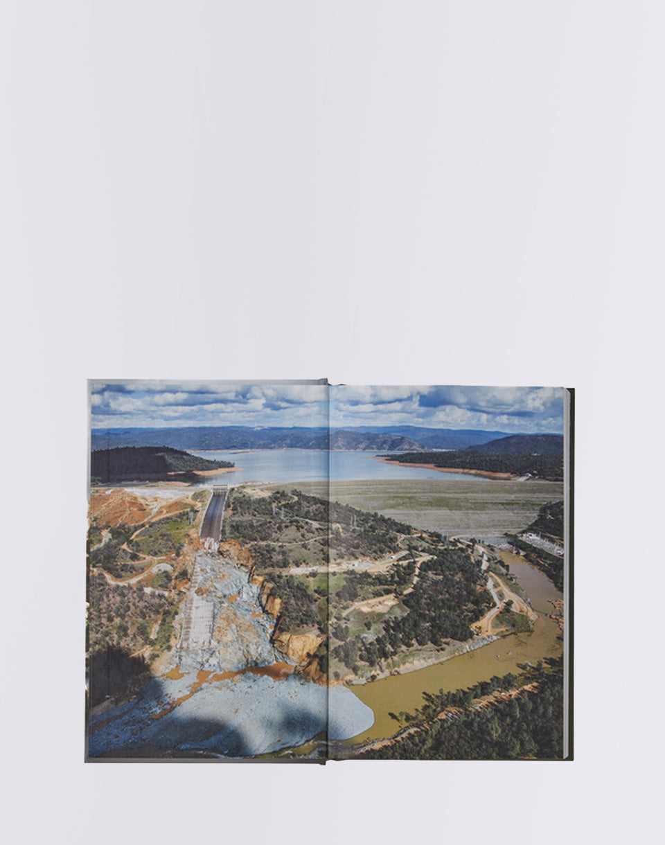 Fissuré (couverture rigide)