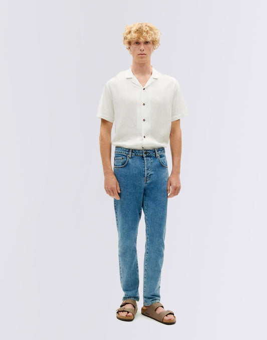 Pantalon de cinq poches de denim clair et léger