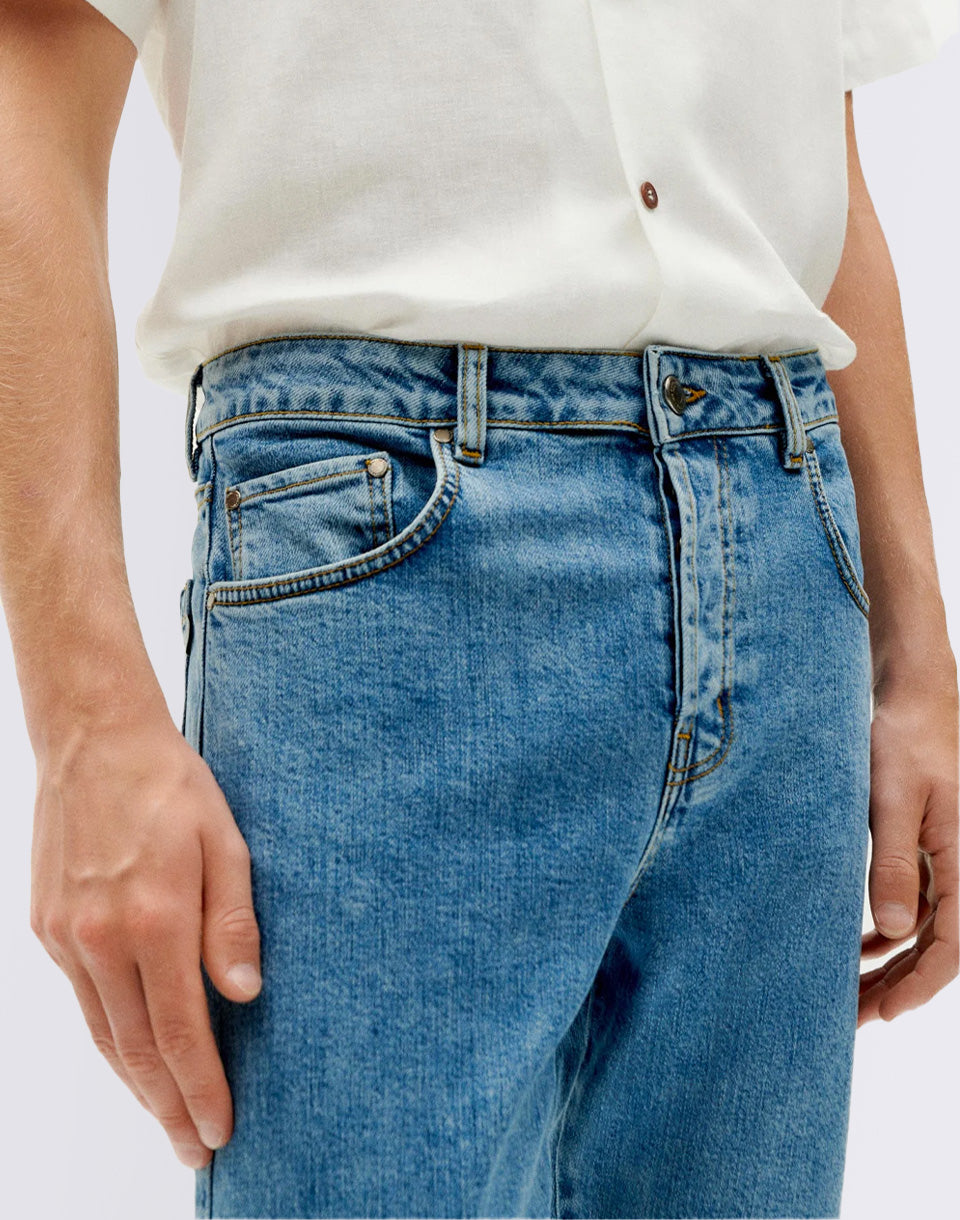 Pantalon de cinq poches de denim clair et léger