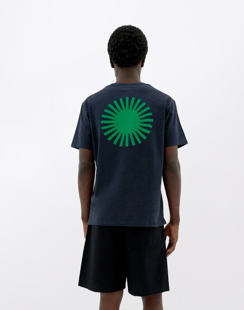 T-shirt bleu marine dos vert soleil