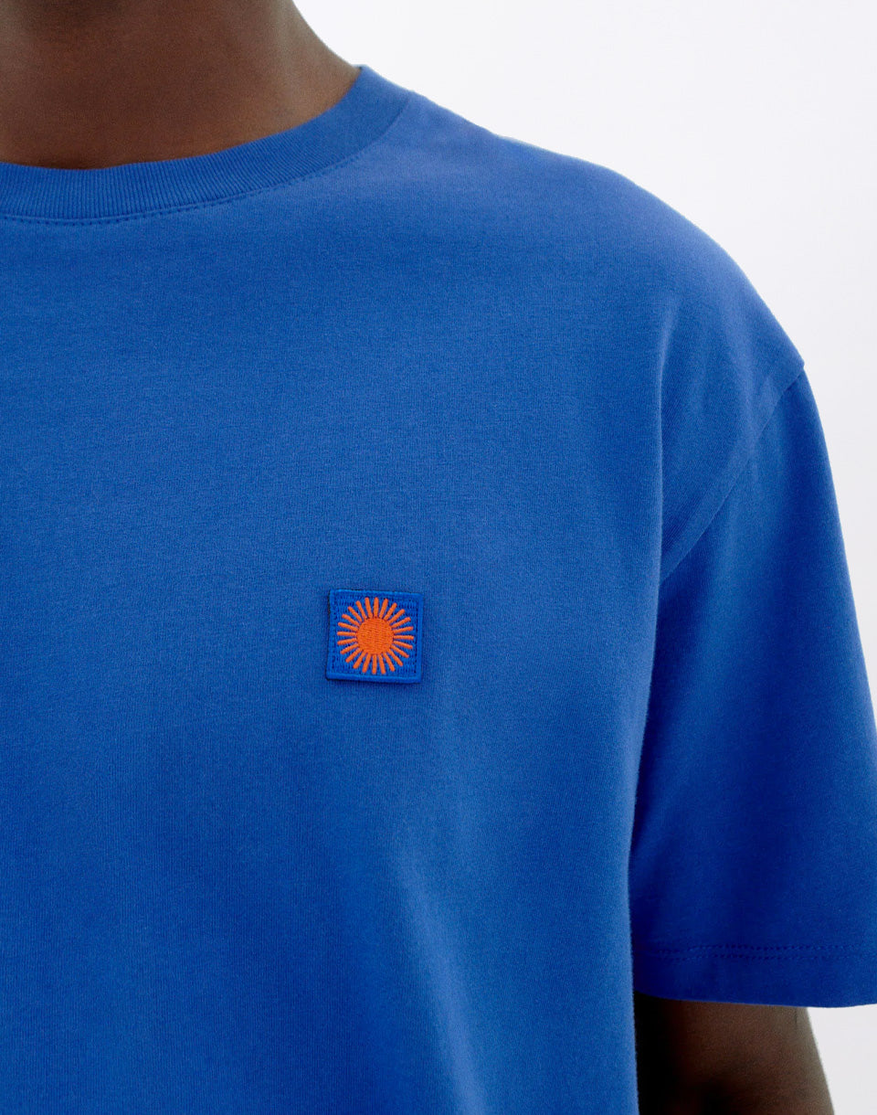 T-shirt bleu soleil dos marron